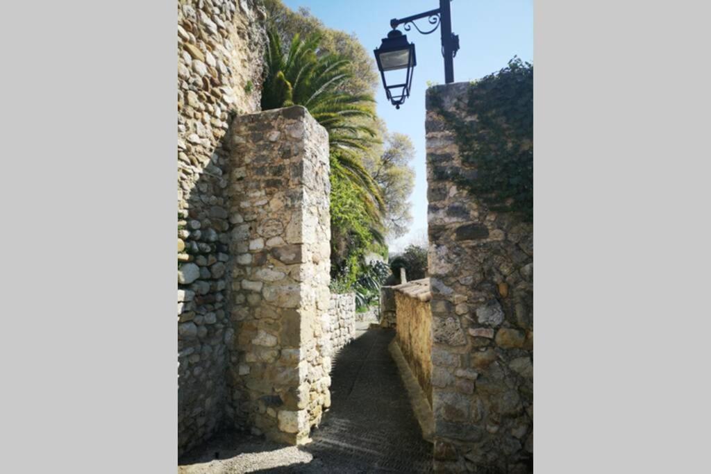Maison De Village Meublee Avec Terrasse Donzere Bagian luar foto