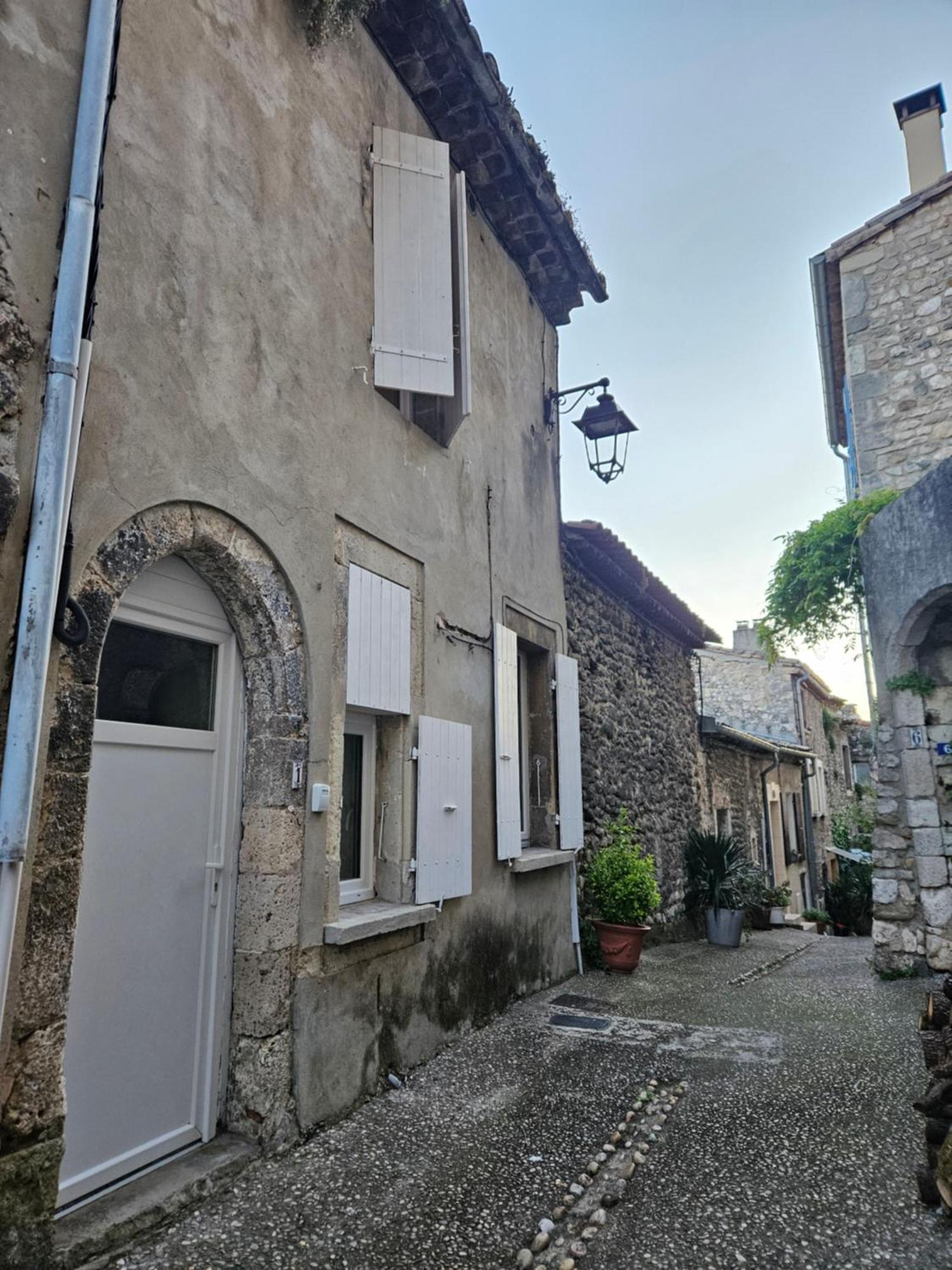 Maison De Village Meublee Avec Terrasse Donzere Bagian luar foto
